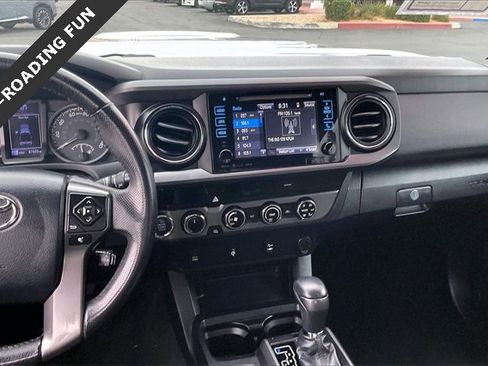Used 2017 Toyota Tacoma TRD Sport image 5