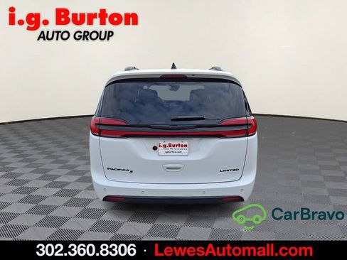 Used 2025 Chrysler Pacifica Limited FWD image 5
