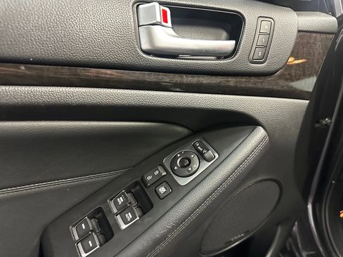 Used 2016 Kia Cadenza Premium w/ Option Group 030 image 14