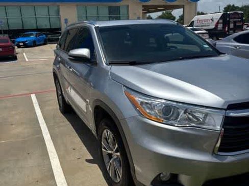 Used 2014 Toyota Highlander XLE FWD image 2
