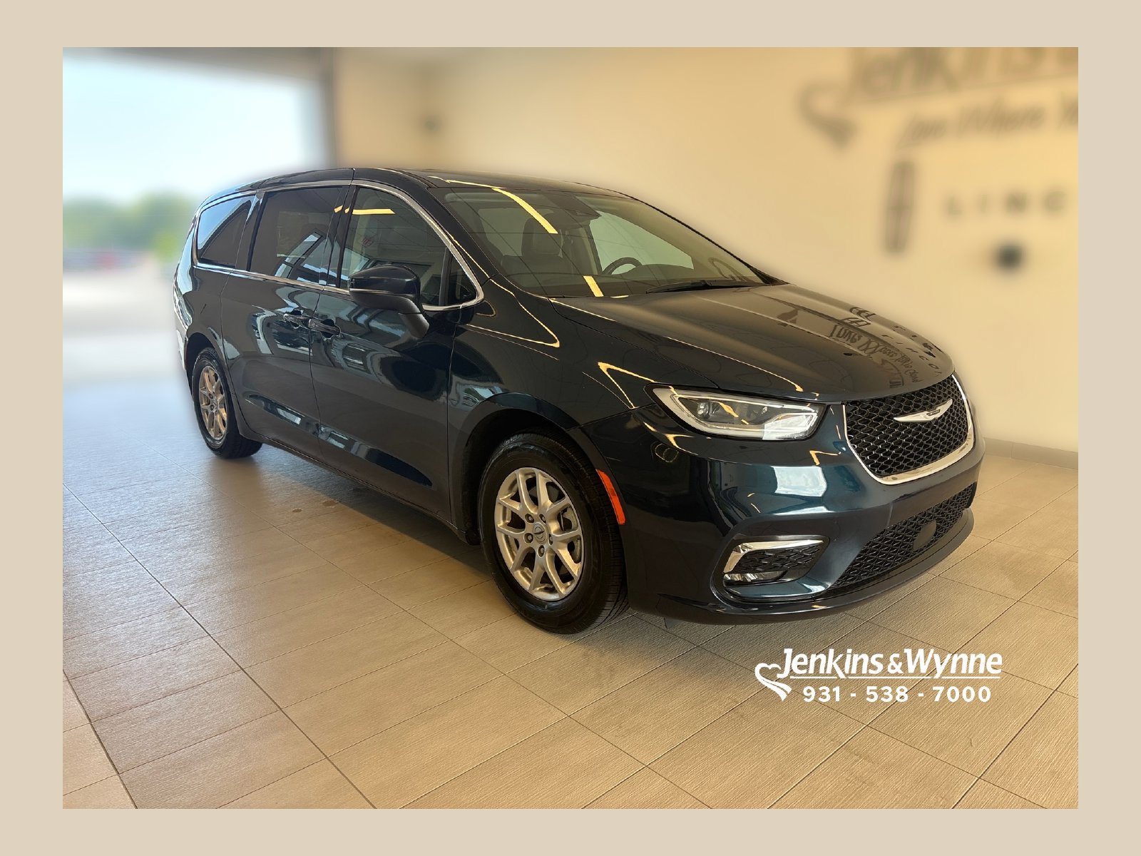 Used 2023 Chrysler Pacifica Touring-L FWD image 1