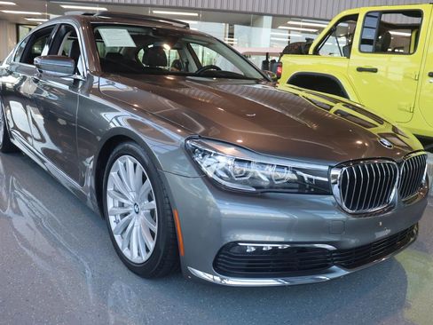 Used 2018 BMW 740i image 5