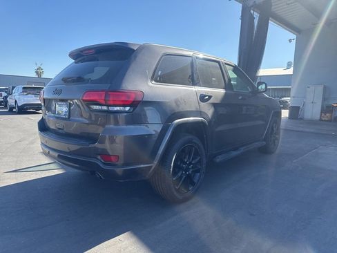 Used 2021 Jeep Grand Cherokee Laredo X AWD/4WD image 3