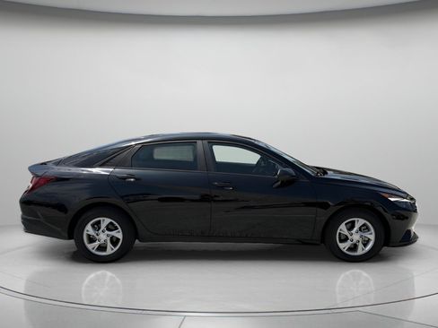 Used 2023 Hyundai Elantra SE FWD image 2