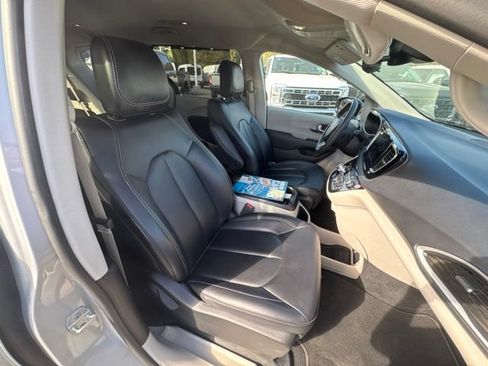 Used 2024 Chrysler Pacifica Touring-L FWD image 8