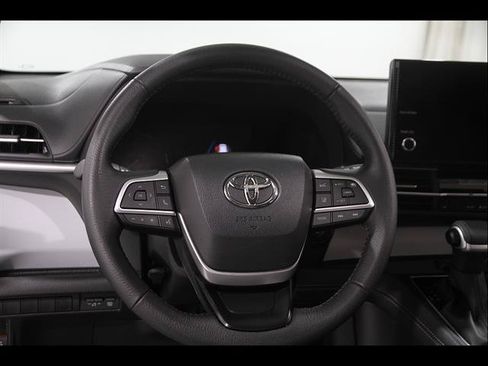 Used 2026 Toyota Sienna XLE FWD image 7