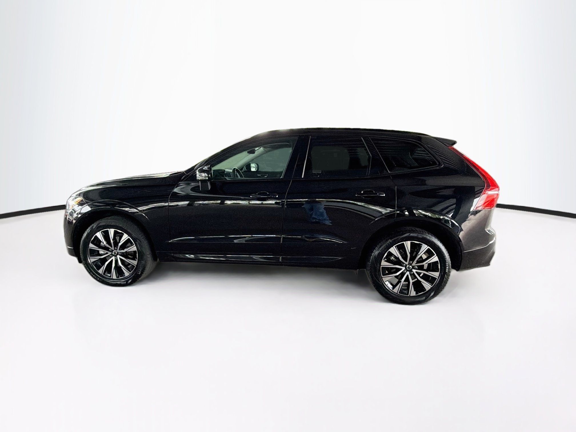 Used 2025 Volvo XC60 B5 Core AWD/4WD image 4