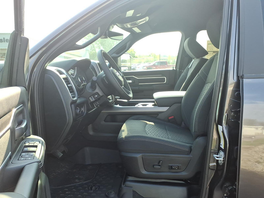 New 2027 RAM 3500 Big Horn AWD/4WD image 13
