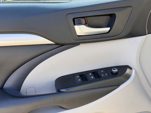 Used 2019 Toyota Highlander AWD V6 image 11