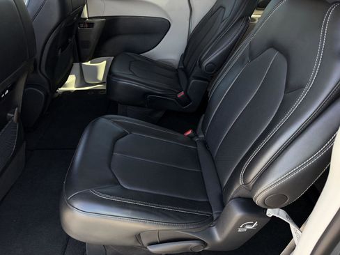 Used 2024 Chrysler Pacifica Touring-L FWD image 8