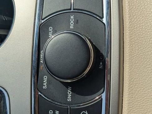 Used 2017 Jeep Grand Cherokee Limited image 23