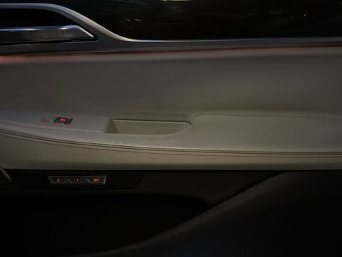 Used 2016 BMW 740i image 43