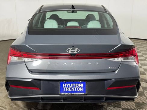 Used 2025 Hyundai Elantra Limited FWD image 14