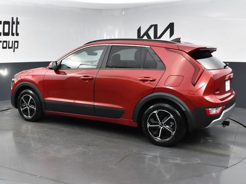 Used 2025 Kia Niro EX FWD image 3