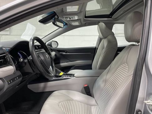 Used 2020 Toyota Camry SE w/ Sunroof Package FWD image 9