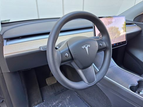 Used 2021 Tesla Model Y Long Range image 12