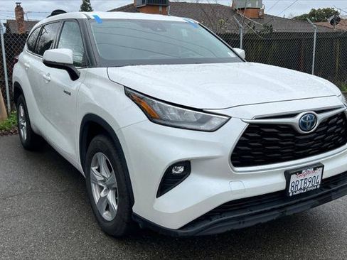 Certified 2020 Toyota Highlander LE image 3