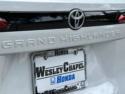 Used 2024 Toyota Grand Highlander AWD Hybrid image 11