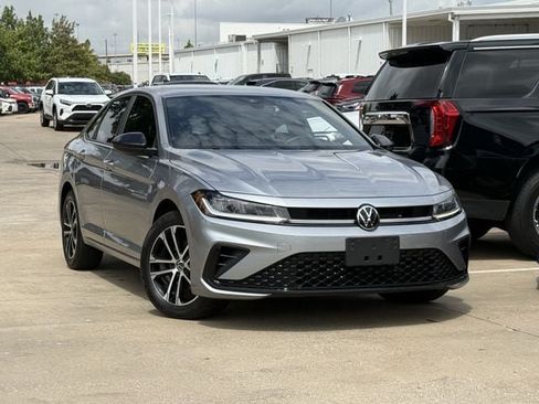 Used 2025 Volkswagen Jetta Sport FWD image 2