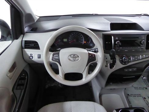 Used 2014 Toyota Sienna LE image 9