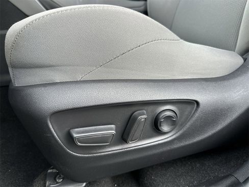 Used 2022 Toyota Venza XLE image 12