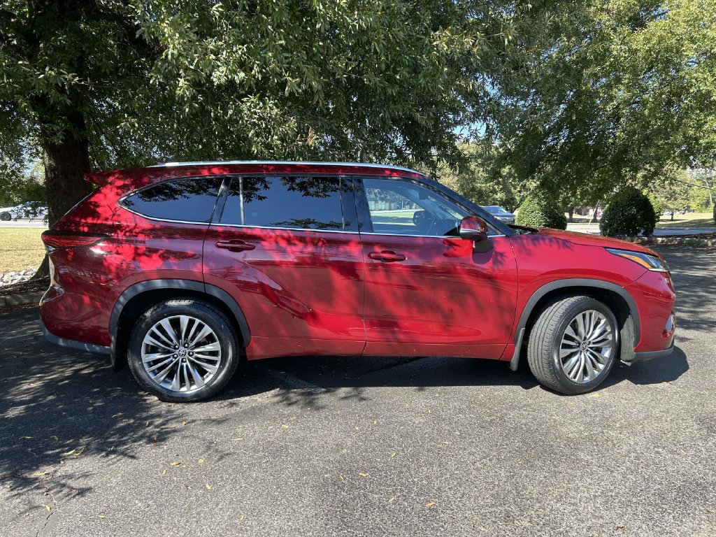 Used 2021 Toyota Highlander Platinum AWD/4WD image 2