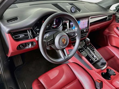 Certified 2025 Porsche Macan AWD/4WD image 4