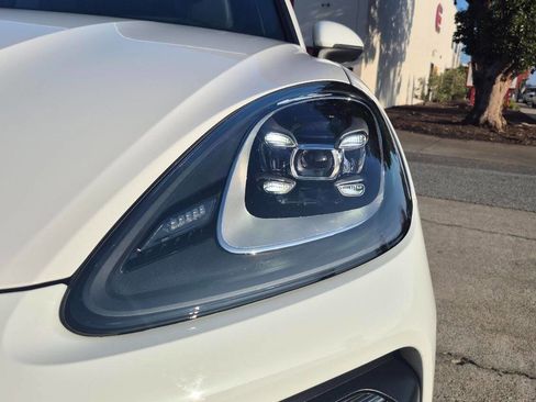 Used 2022 Porsche Cayenne Platinum Edition image 10