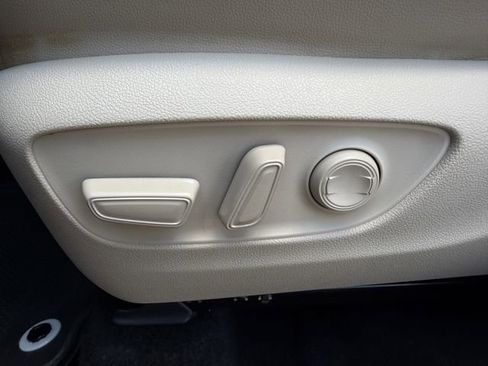 Certified 2024 Toyota Highlander XLE FWD image 27