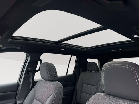 Used 2025 Chevrolet Traverse LT w/ Sun and Wheel Package image 8