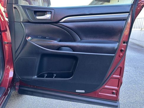 Used 2017 Toyota Highlander SE image 26