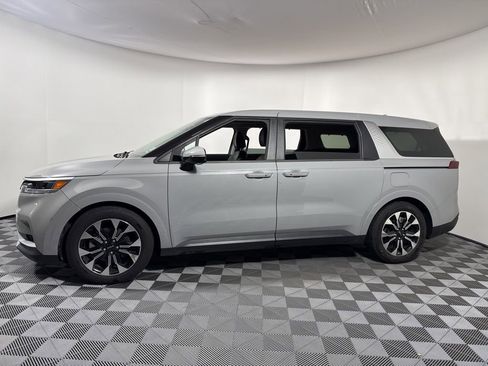 Used 2022 Kia Carnival EX image 11