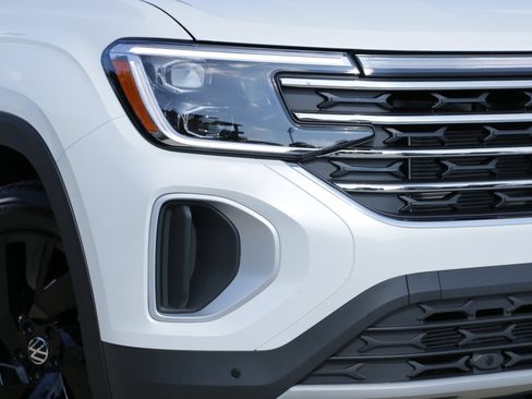 Certified 2026 Volkswagen Atlas SE FWD image 3