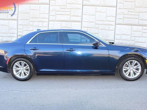 Used 2017 Chrysler 300 Limited image 9