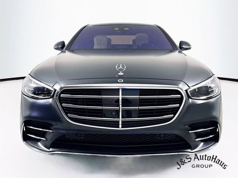 Used 2022 Mercedes-Benz S 580 4MATIC Sedan w/ AMG Line Package image 2