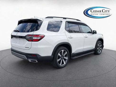 Used 2025 Honda Pilot Touring image 4