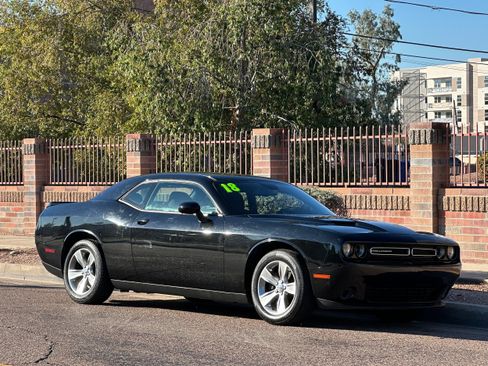 Used 2018 Dodge Challenger SXT image 8