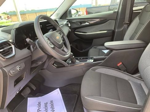 Used 2025 Chevrolet TrailBlazer LT AWD/4WD image 23