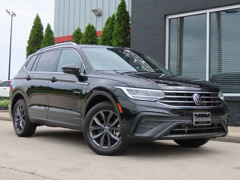 Used 2023 Volkswagen Tiguan SE w/ Panoramic Sunroof Package FWD image 2