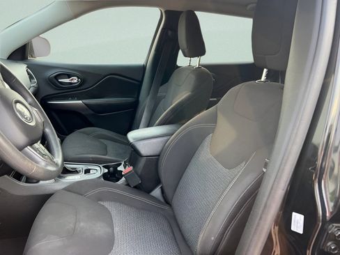 Used 2019 Jeep Cherokee Latitude w/ Popular Appearance Group AWD/4WD image 20