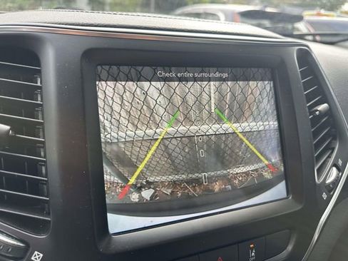 Used 2021 Jeep Cherokee Latitude Lux w/ Sun & Sound Group image 22