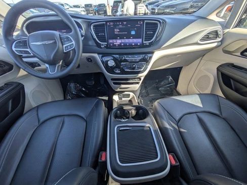 Used 2024 Chrysler Pacifica Touring-L image 12