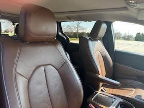 Used 2017 Chrysler Pacifica Limited FWD image 18