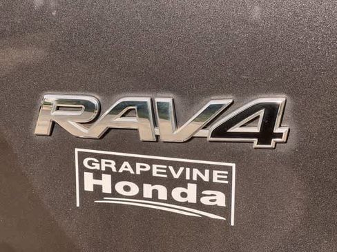 Used 2018 Toyota RAV4 LE FWD image 8