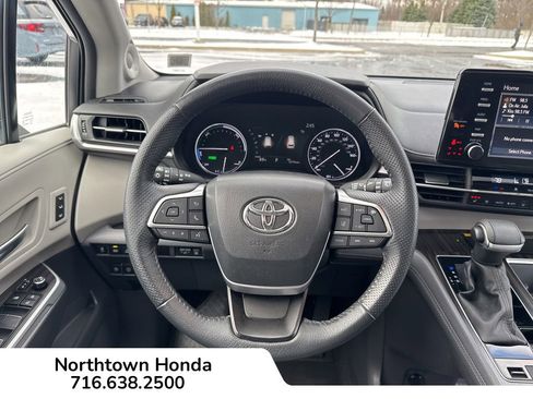 Used 2024 Toyota Sienna Limited image 21