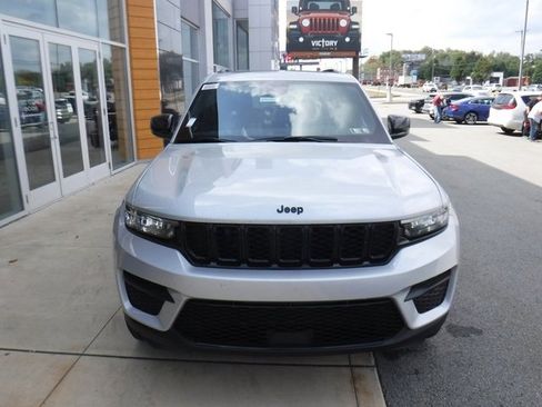 New 2025 Jeep Grand Cherokee Altitude image 5