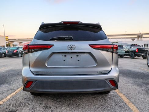Used 2021 Toyota Highlander L FWD image 9