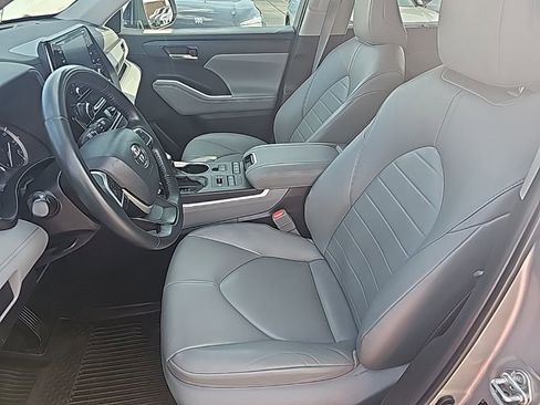 Used 2022 Toyota Highlander XLE image 12