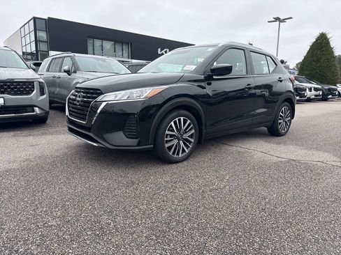 Used 2023 Nissan Kicks SV image 2