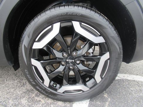 Used 2024 Kia Telluride EX w/ EX Captain's Chair Package FWD image 9